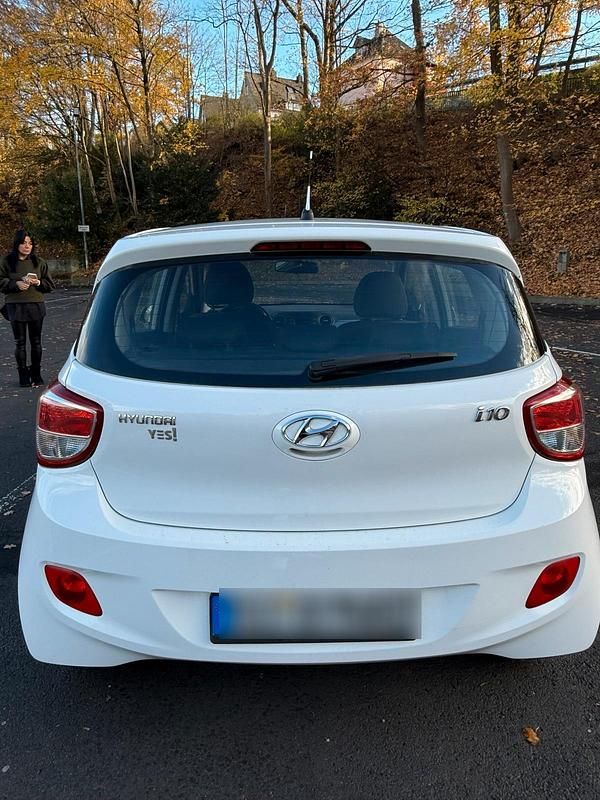 Weiß Gebraucht 2015 Hyundai i10 Kleinwagen | 6.250 € - Bild 1/4