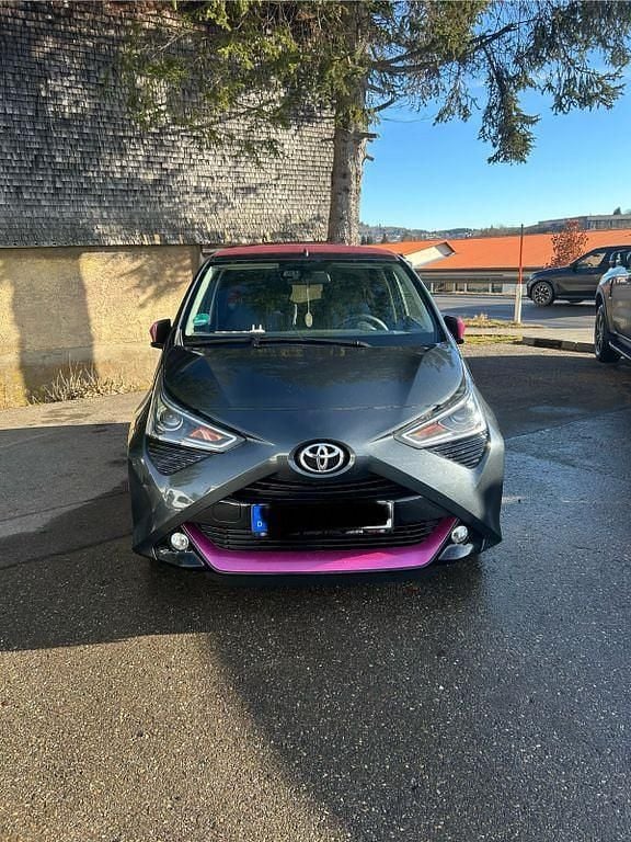 Grau Gebraucht 2020 Toyota Aygo x-style Kleinwagen | 10.500 € (Fairer Preis) - Bild 1/4