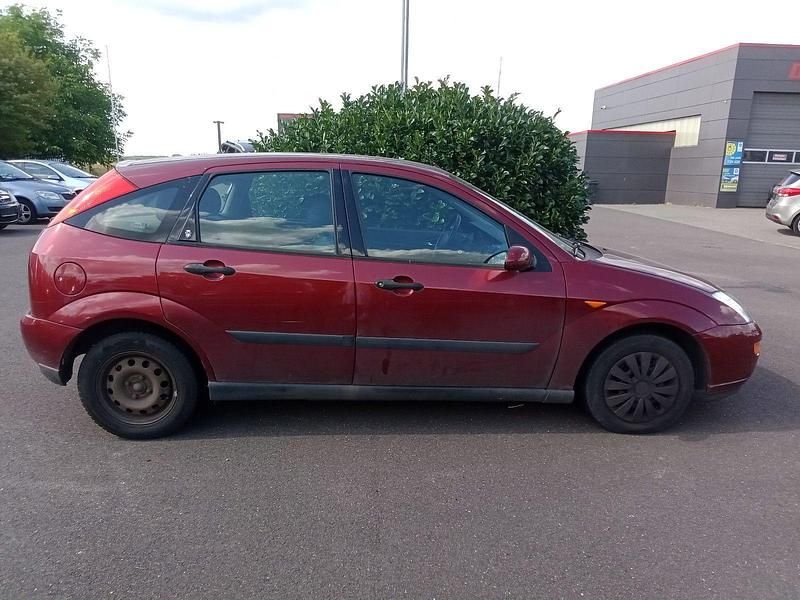 Gebraucht Ford Focus 101 PS (74 kW) 2000 Rot Limousine