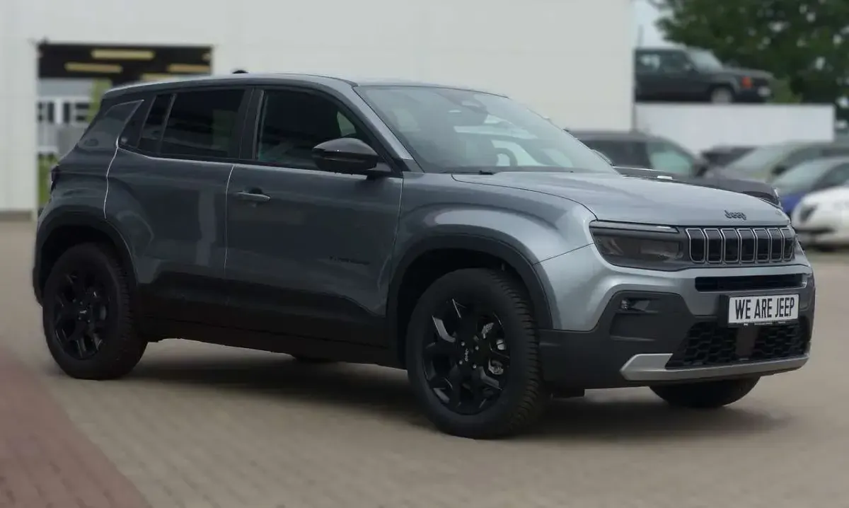 Neu Jeep Avenger EV 114 kW (156 PS) 2026 Grau SUV