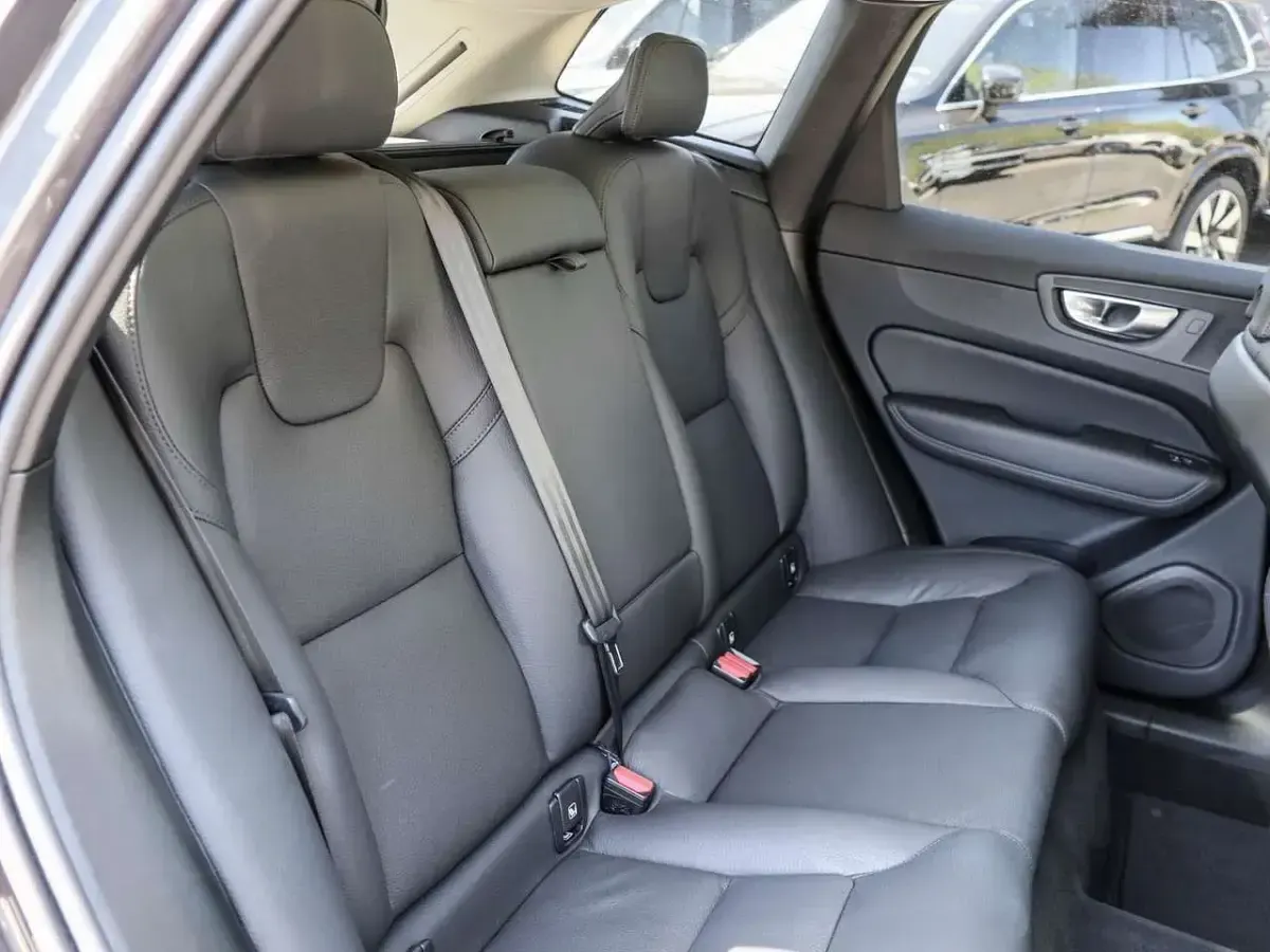 Gebraucht Volvo XC60 Plus 250 PS (183 kW) 2025 Grau SUV