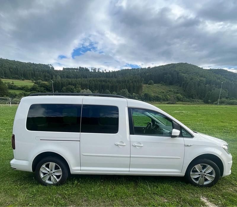 Weiß Gebraucht 2018 VW Caddy Maxi Comfortline Van / Kleinbus | 15.999 € (Etwas zu teuer) - Bild 1/4