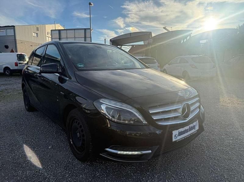 Kosmosschwarz metalliclack Gebraucht 2012 Mercedes B200 Van / Kleinbus | 4.750 € - Bild 1/4