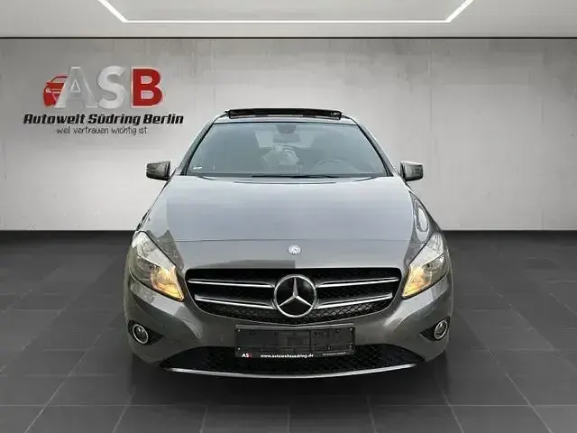 Gebraucht Mercedes A180 109 PS (80 kW) 2014 Grau Limousine