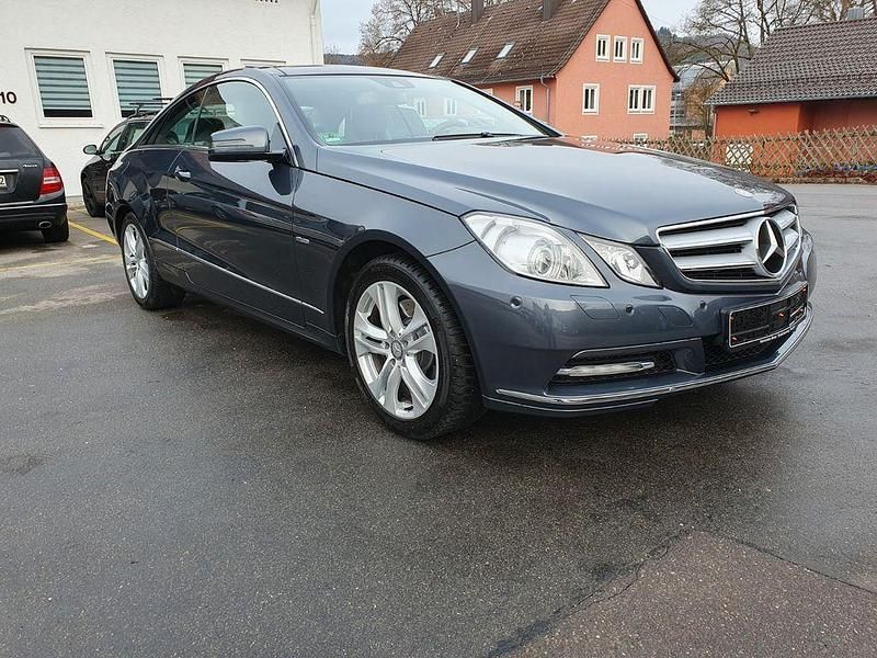 Grau Gebraucht 2011 Mercedes E350 Coupé | 15.500 € (Fairer Preis) - Bild 1/4