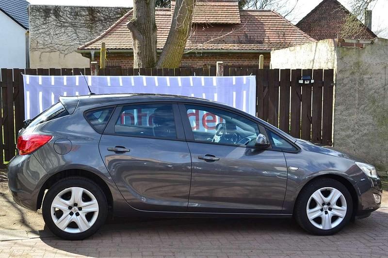 Gebraucht Opel Astra Design Edition 120 PS (88 kW) 2011 Karbongrau Limousine