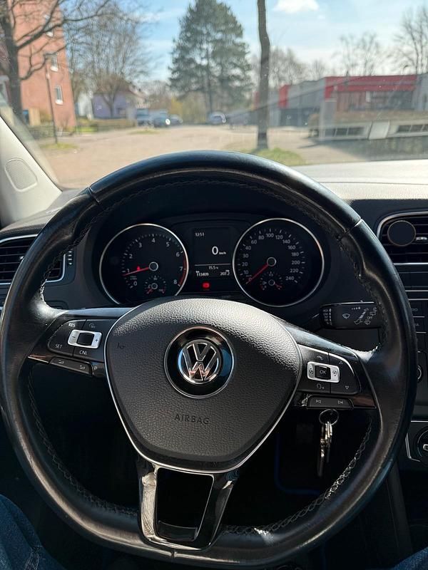 Gebraucht VW Polo 90 PS (66 kW) 2017 Silber Limousine