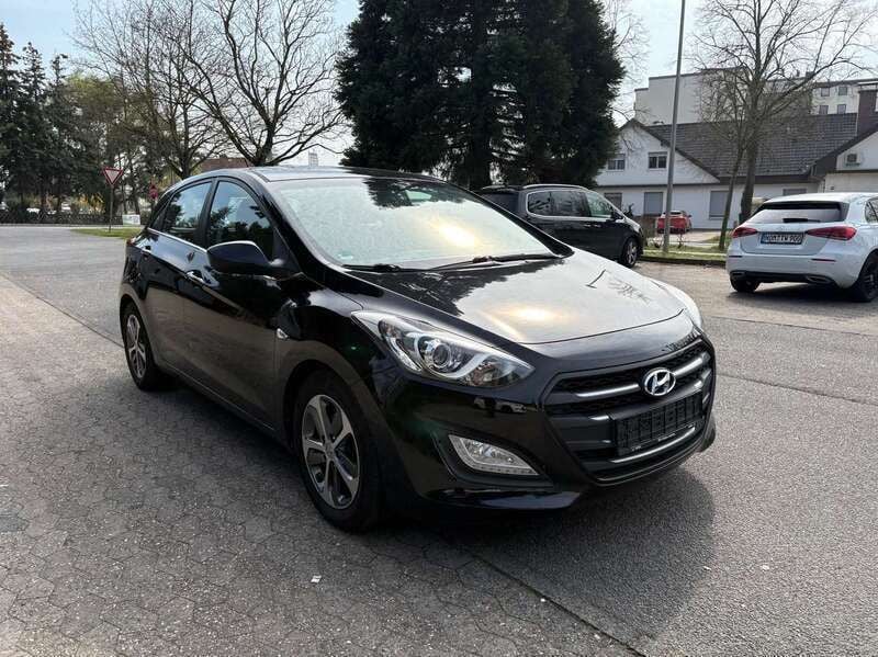 Schwarz Gebraucht 2016 Hyundai i30 Classic Kleinwagen | 8.999 € (Guter Preis) - Bild 1/4