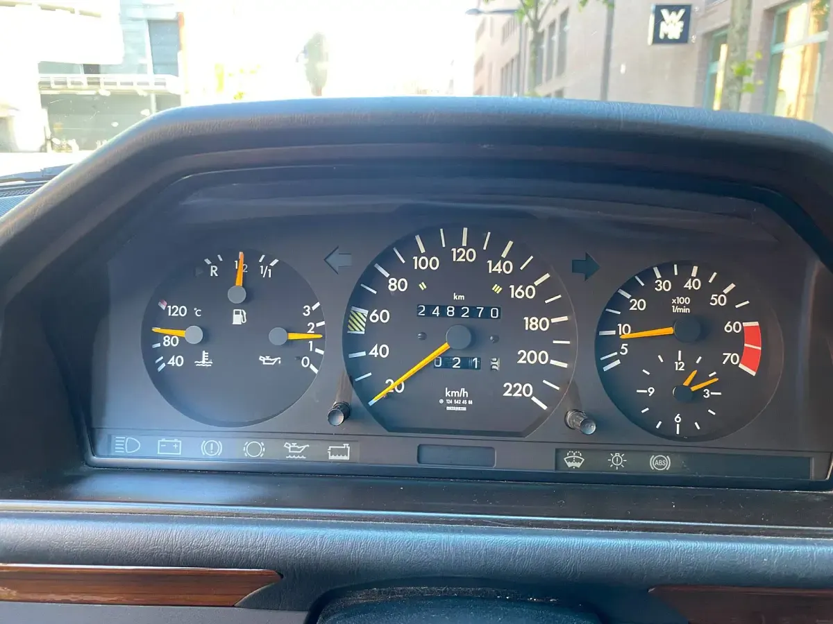 Gebraucht Mercedes E230 132 PS (97 kW) 1991 Grau Limousine