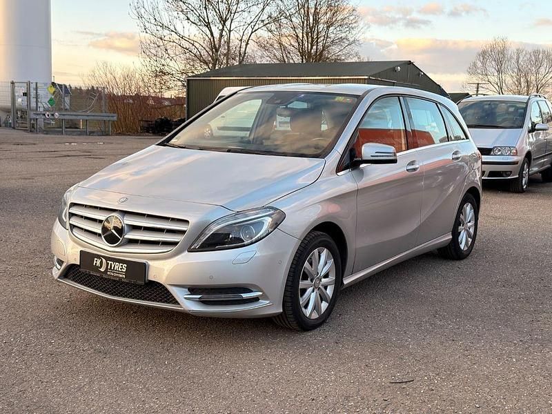 Gebraucht Mercedes B180 122 PS (89 kW) 2013 Silber Van / Kleinbus