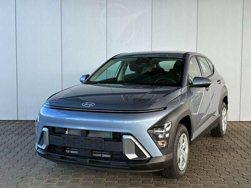 Meta blue Neu 2025 Hyundai Kona Comfort SUV | 23.800 € (Fairer Preis) - Bild 1/4