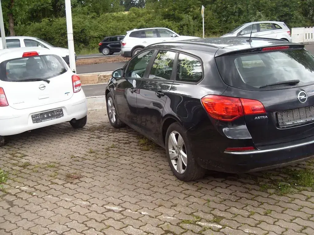 Gebraucht Opel Astra Edition 131 PS (96 kW) 2012 Schwarz Kombi