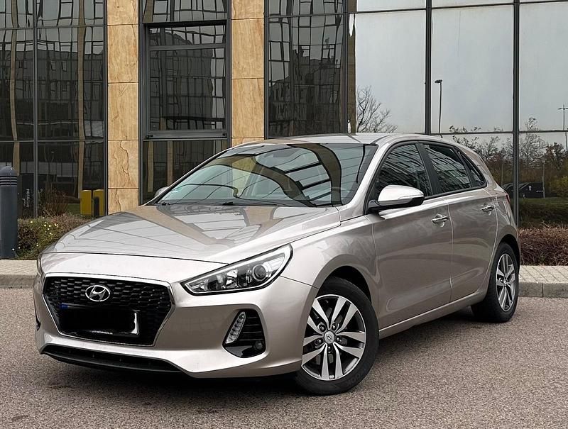 Silber Gebraucht 2017 Hyundai i30 Limousine | 12.950 € (Guter Preis) - Bild 1/4