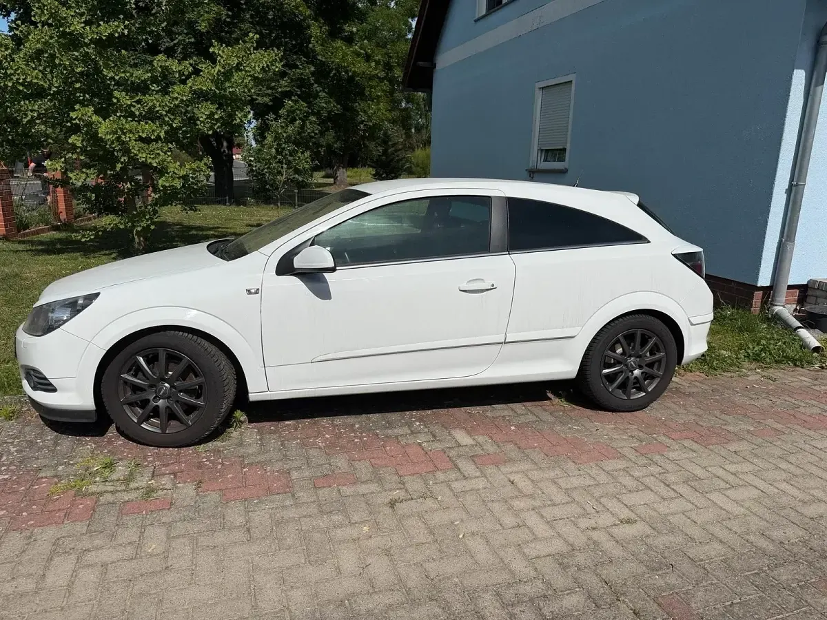Gebraucht Opel Astra GTC 140 PS (102 kW) 2009 Weiß Kleinwagen