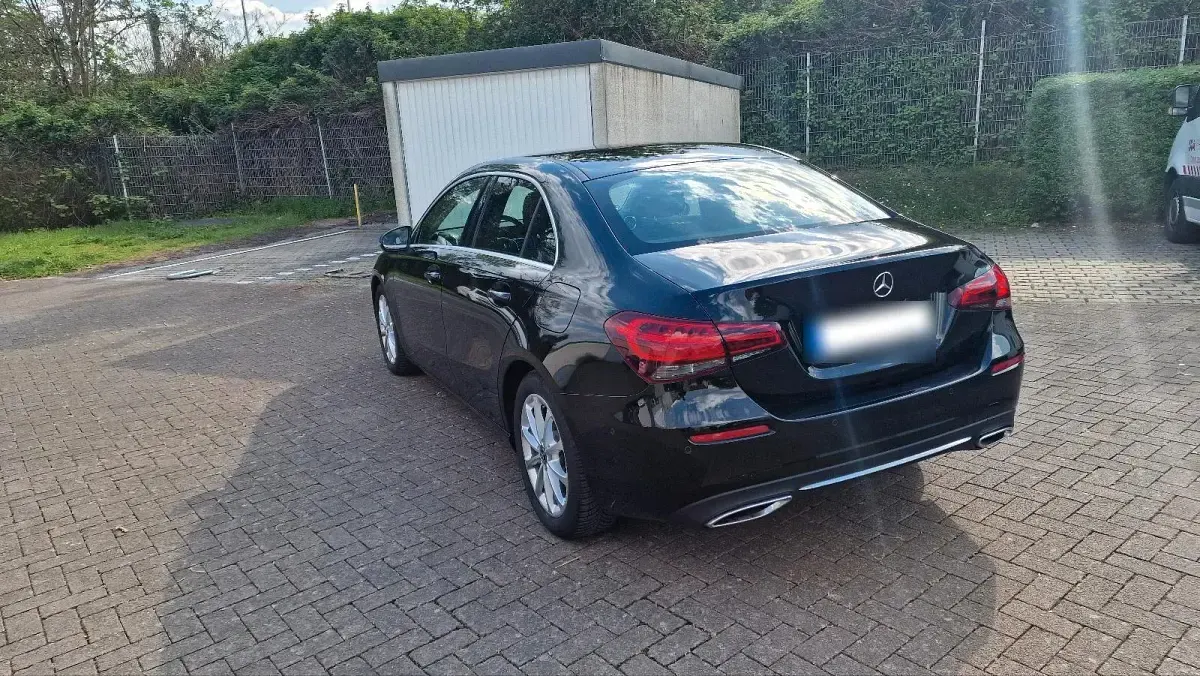 Gebraucht Mercedes A180 116 PS (85 kW) 2020 Schwarz Limousine