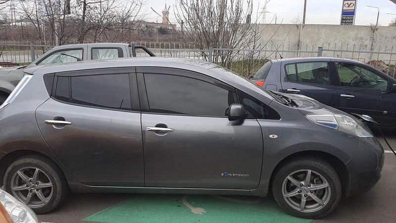 Grau Gebraucht 2018 Nissan Leaf Kleinwagen | 6.100 € - Bild 1/4