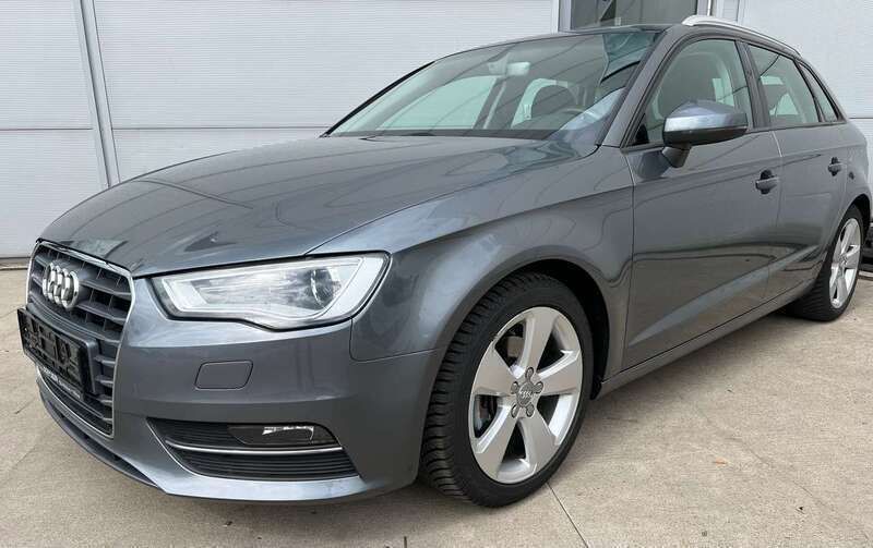 Grau Gebraucht 2015 Audi A3 Sportback Ambition Limousine | 10.760 € (Superpreis) - Bild 1/4
