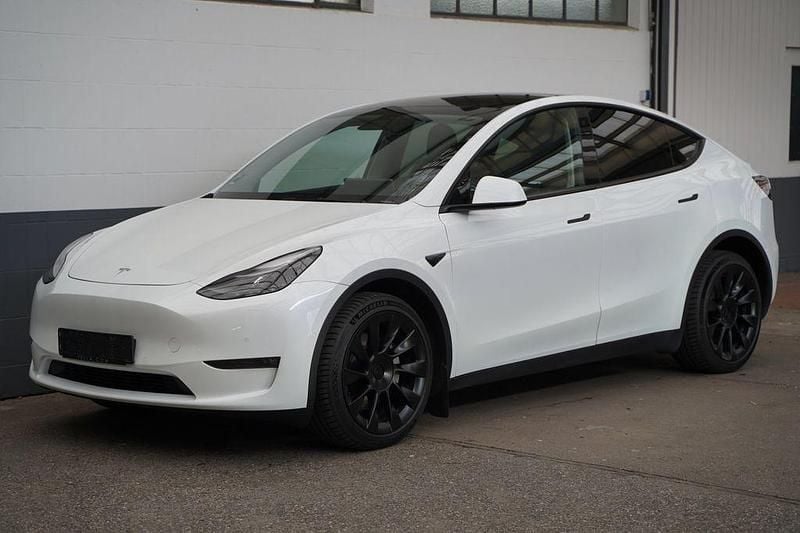 Weiß Gebraucht 2022 Tesla Model Y Standard Range SUV | 31.250 € (Fairer Preis) - Bild 1/4
