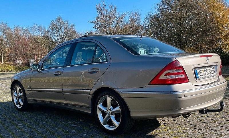 Andere farben Gebraucht 2006 Mercedes C320 Avantgarde Limousine | 5.450 € (Fairer Preis) - Bild 1/4