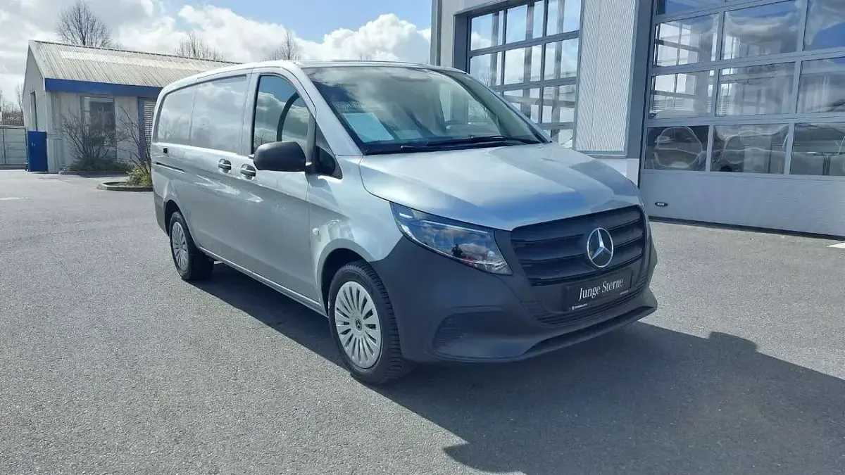 Gebraucht Mercedes Vito 163 PS (119 kW) 2024 Hightechsilber metallic Van