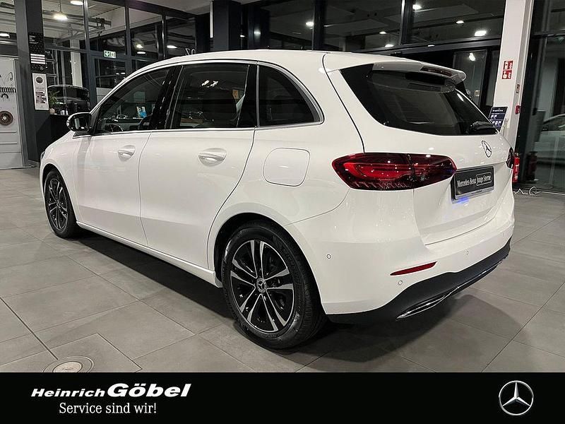 Gebraucht Mercedes B200 Progressive 163 PS (119 kW) 2024 Unilack polarweiß Van / Kleinbus