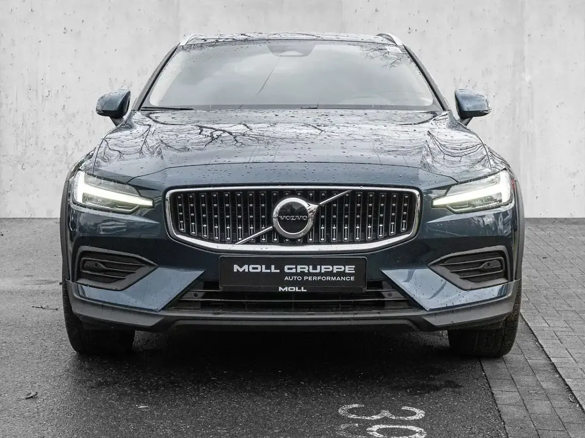 Gebraucht Volvo V60 CC Plus 197 PS (144 kW) 2024 Denim blue / metallic Kombi