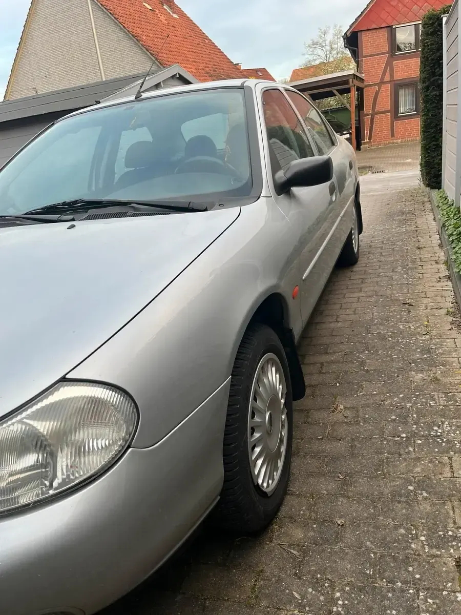 Usado Ford Mondeo 115 CV (84 kW) 1999 Plateado Berlina