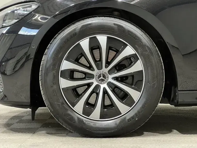 Gebraucht Mercedes E220 Avantgarde 197 PS (144 kW) 2025 Schwarz Limousine