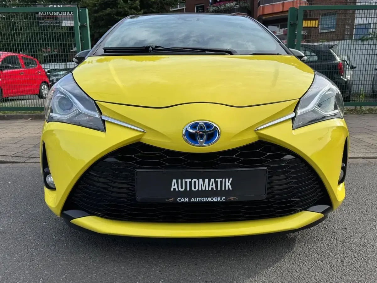Gebraucht Toyota Yaris Hybrid 75 PS (55 kW) 2017 Gelb Kleinwagen
