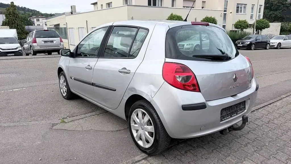 Gebraucht Renault Clio Dynamique 75 PS (55 kW) 2005 Platingrau Kleinwagen