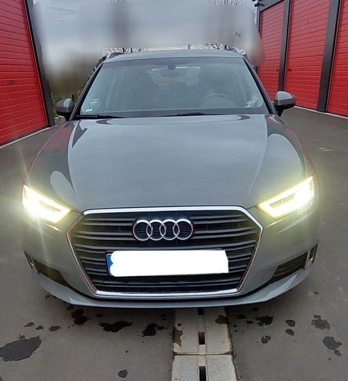 Grau Gebraucht 2019 Audi A3 Sportback Sport Limousine | 19.400 € (Fairer Preis) - Bild 1/4