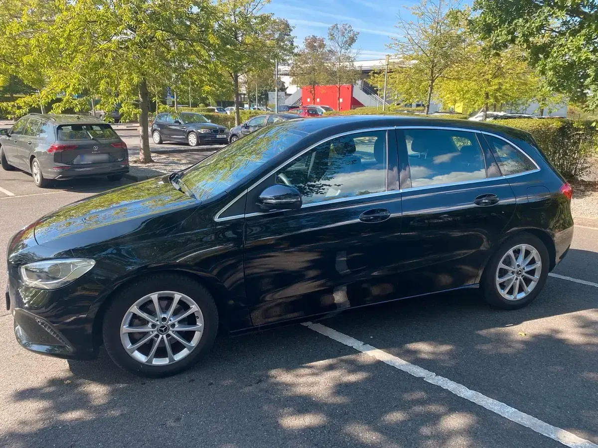 Gebraucht Mercedes B180 136 PS (100 kW) 2019 Schwarz Kleinwagen