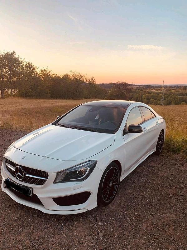 Weiß Gebraucht 2013 Mercedes CLA220 Limousine | 19.000 € - Bild 1/4