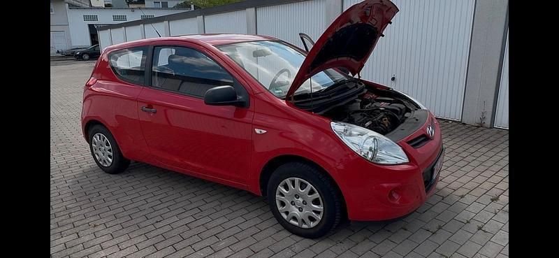 Rot Gebraucht 2011 Hyundai i20 Kleinwagen | 1.699 € - Bild 1/4