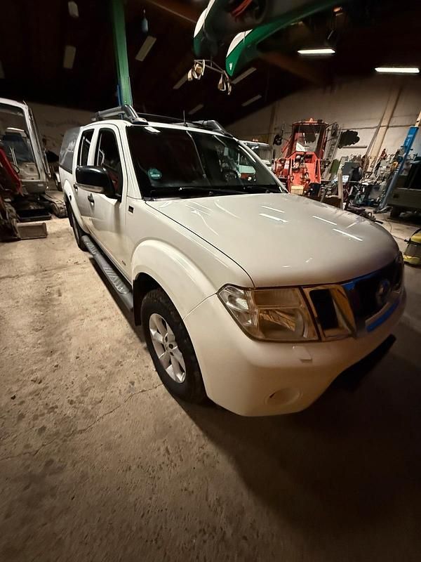 Weiß Gebraucht 2011 Nissan Navara Abholung | 11.000 € (Teuer) - Bild 1/4