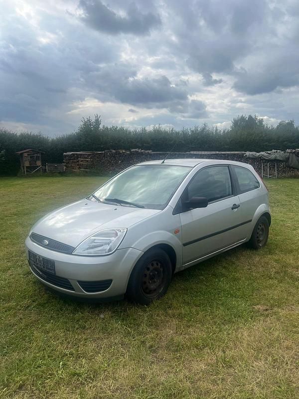 Grau Gebraucht 2003 Ford Fiesta Kleinwagen | 250 € (Superpreis) - Bild 1/4
