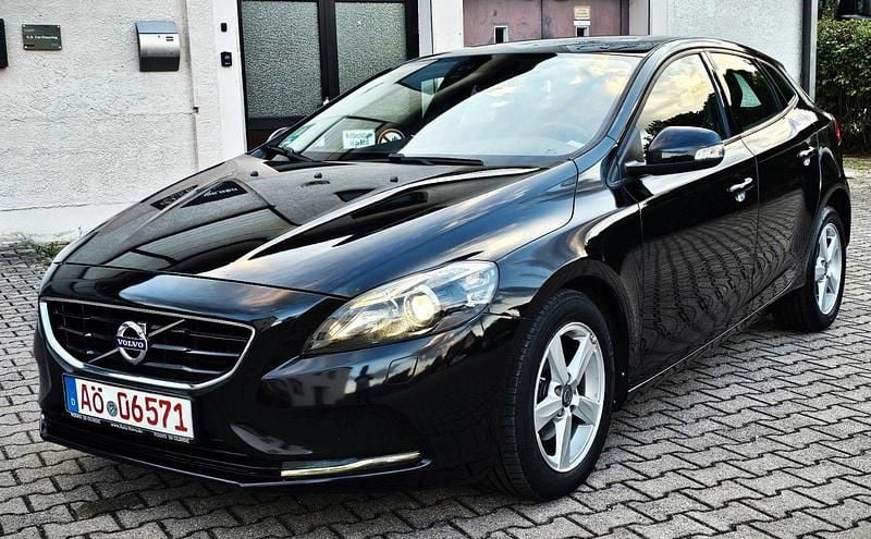 Schwarz Gebraucht 2014 Volvo V40 You! Kombi | 8.500 € (Guter Preis) - Bild 1/4