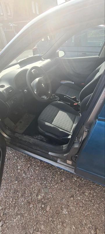 Usata Seat Leon 105 CV (77 kW) 2004 Andere farben Utilitaria