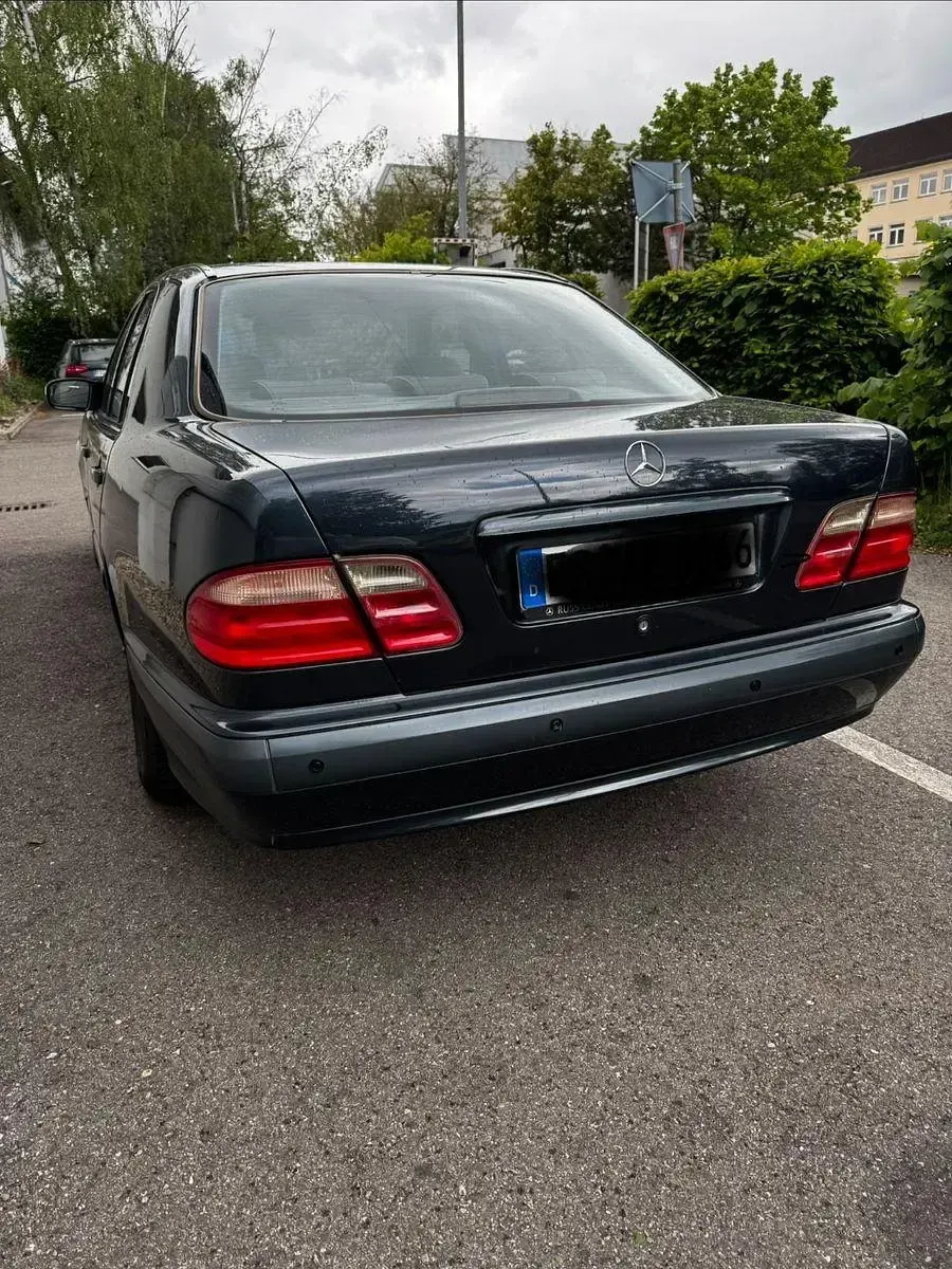 Gebraucht Mercedes E200 Classic 163 PS (119 kW) 2001 Schwarz Limousine