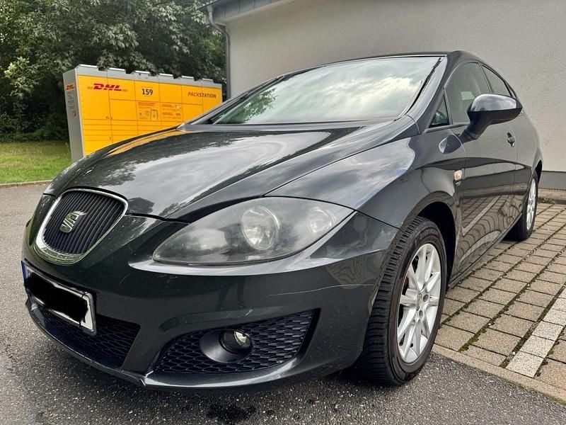Grau Gebraucht 2011 Seat Leon Limousine | 4.690 € - Bild 1/4