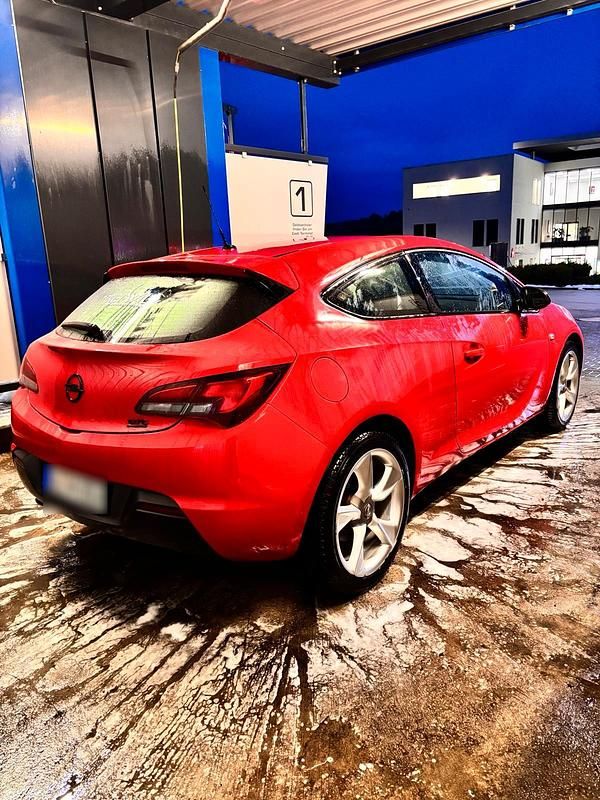 Gebraucht Opel Astra GTC 140 PS (102 kW) 2013 Rot Coupé