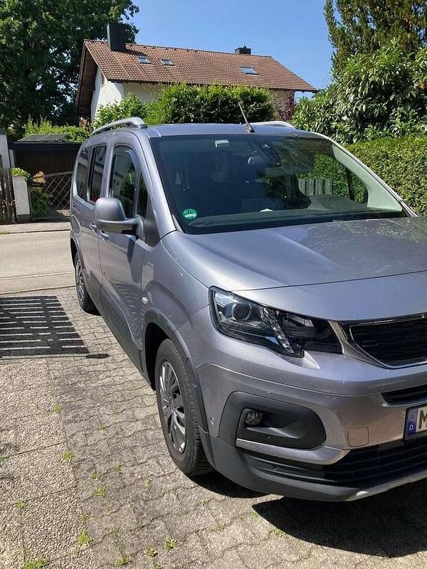 Grau Gebraucht 2019 Peugeot Rifter Allure Van / Kleinbus | 16.400 € (Fairer Preis) - Bild 1/4