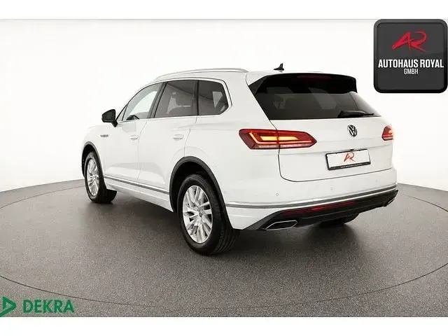 Gebraucht VW Touareg Elegance 231 PS (169 kW) 2022 Pure white SUV