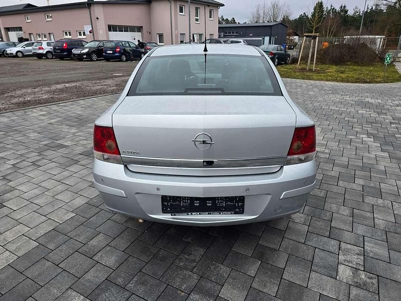 Gebraucht Opel Astra Edition 116 PS (85 kW) 2010 Argon silber/ice silver (m2) Kleinwagen