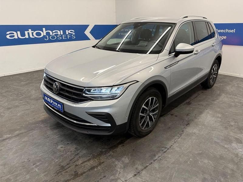Silber Gebraucht 2022 VW Tiguan Life SUV | 30.700 € (Superpreis) - Bild 1/4