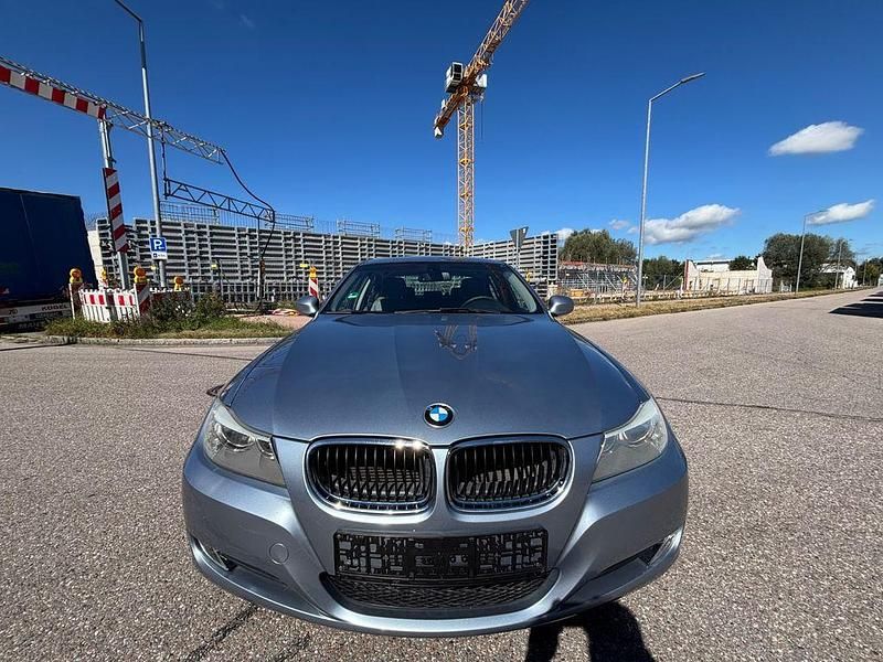 Blau Gebraucht 2011 BMW 318 Limousine | 6.700 € (Guter Preis) - Bild 1/4