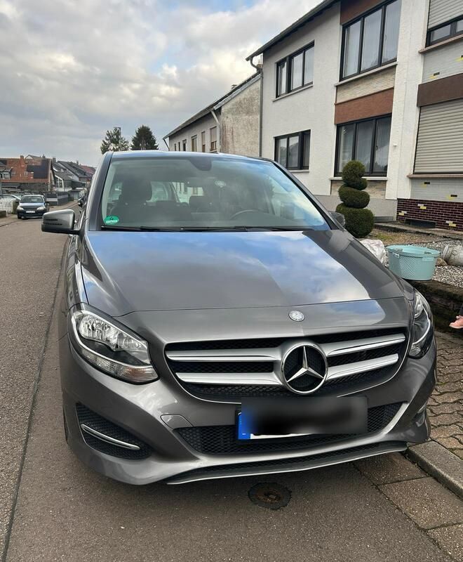 Grau Gebraucht 2015 Mercedes B200 Van / Kleinbus | 15.490 € (Fairer Preis) - Bild 1/4