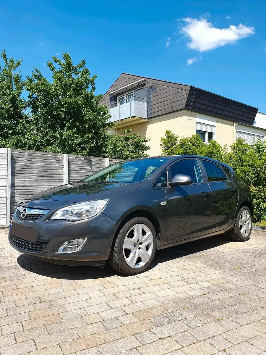 Gebraucht Opel Astra 140 PS (102 kW) 2011 Grau Limousine