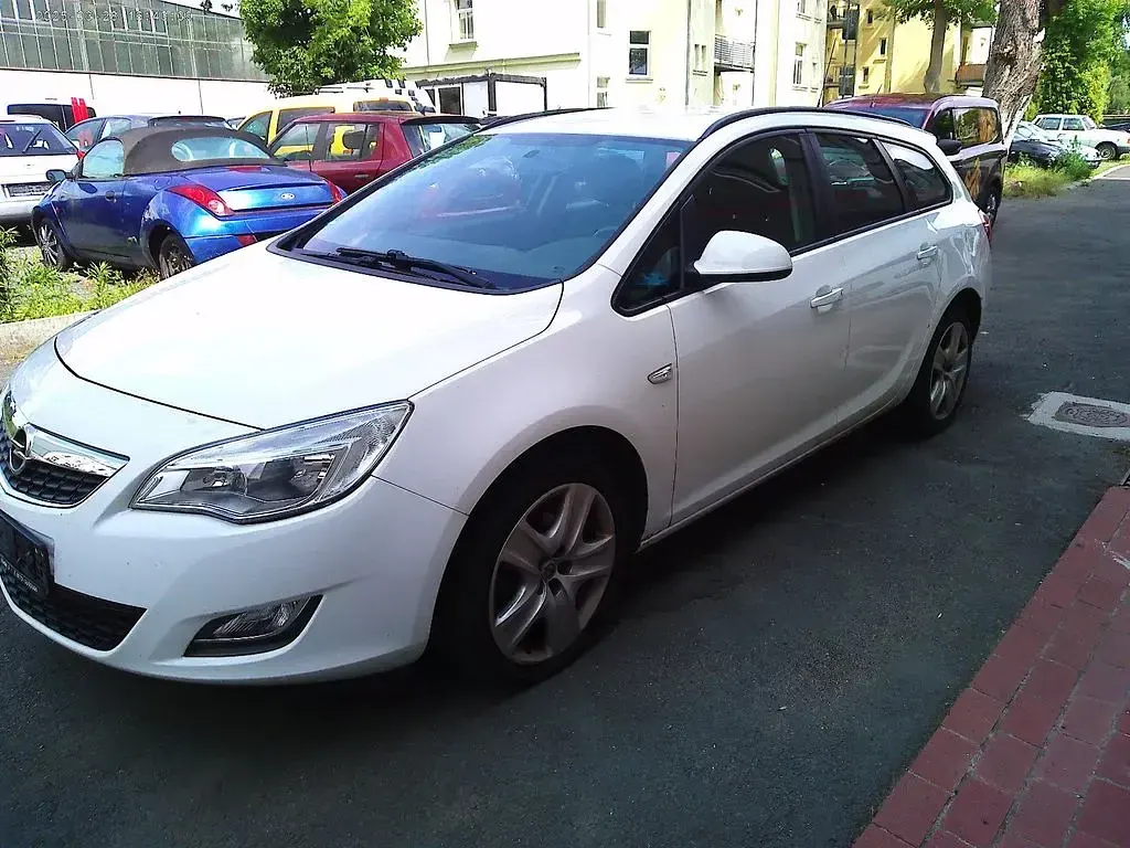 Gebraucht Opel Astra Edition 120 PS (88 kW) 2011 Weiß Kombi