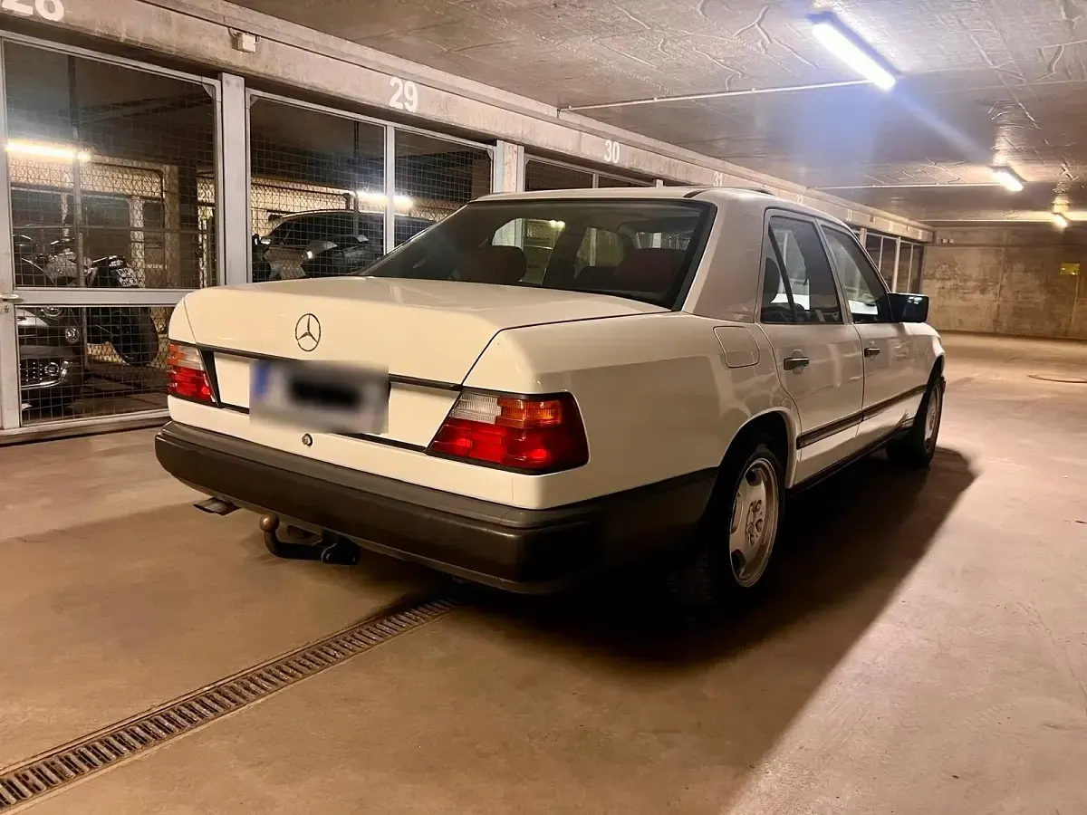 Gebraucht Mercedes E260 118 PS (86 kW) 1988 Weiß Limousine